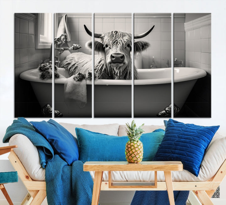 Vaca vintage en un baño de burbujas - Impresión en lienzo de arte animal caprichoso para la decoración del comedor de la sala de estar de la granja