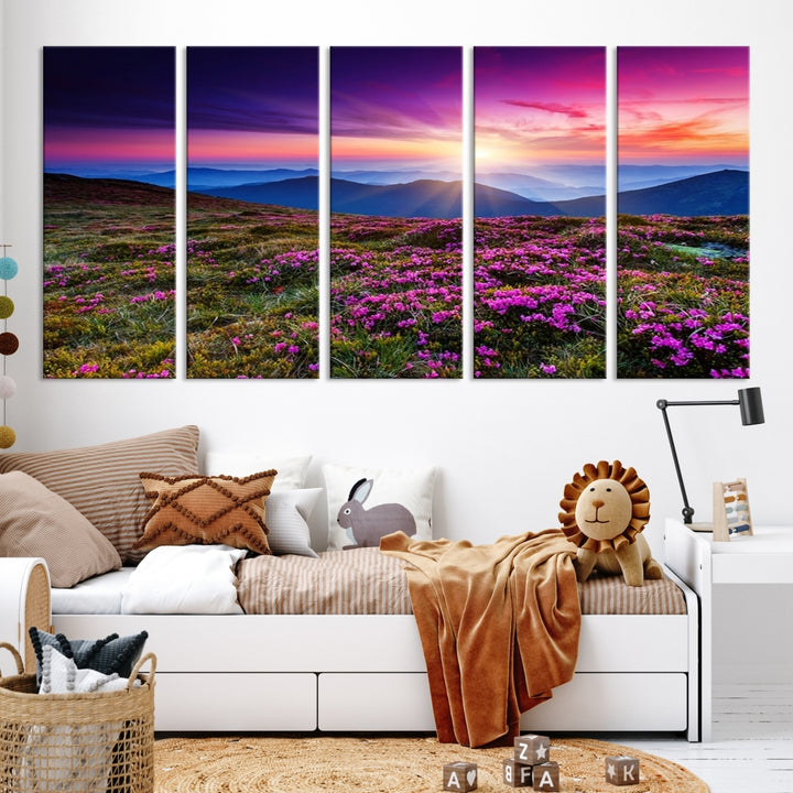 Impresión en lienzo de paisaje de arte de pared grande - Flores moradas y montañas detrás al atardecer