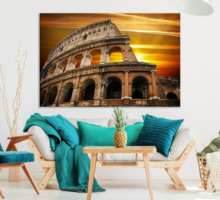 Coliseo con atardecer amarillo detrás, Italia