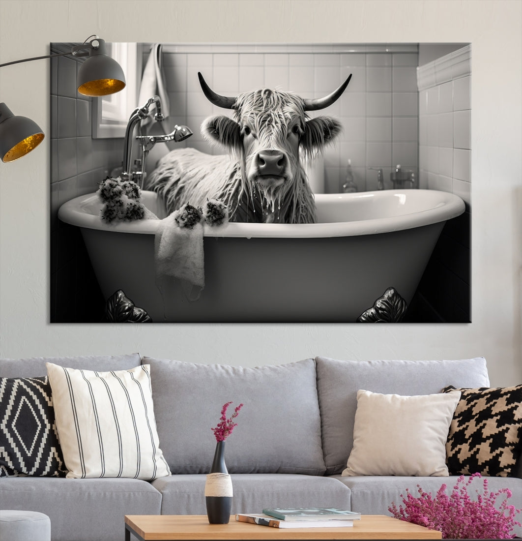 Vaca vintage en un baño de burbujas - Impresión en lienzo de arte animal caprichoso para la decoración del comedor de la sala de estar de la granja
