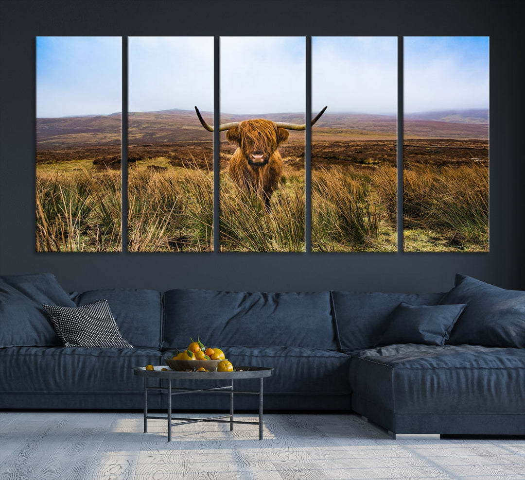 Lienzo de vaca de las tierras altas con hermoso paisaje, impresión artística de animales grandes, decoración de granja, rancho, decoración de granja, animales lindos, impresión de vaca enmarcada, lista para colgar, obra de arte original en lienzo
