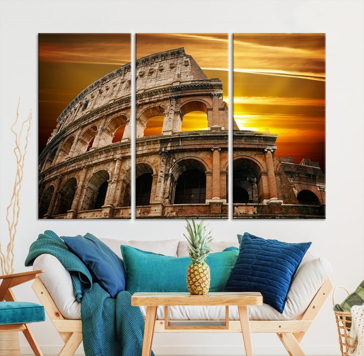 Coliseo con atardecer amarillo detrás, Italia