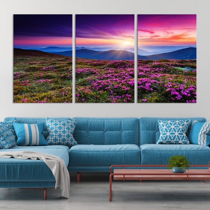 Impresión en lienzo de paisaje de arte de pared grande - Flores moradas y montañas detrás al atardecer