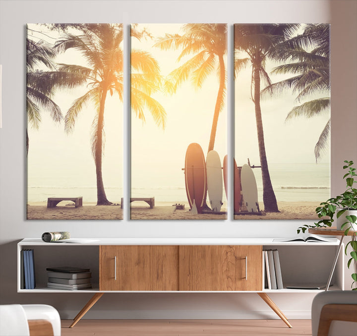 Planche de surf et palmier sur la plage, double exposition avec lumière colorée Bokeh au coucher du soleil, toile d'art mural