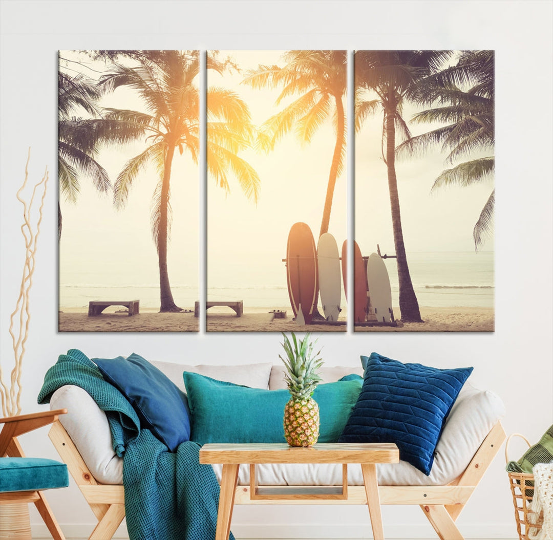 Tabla de surf y palmera en la playa, doble exposición con colorido bokeh, luz de atardecer, lienzo artístico para pared