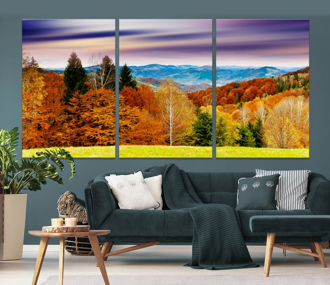 Forêt colorée d'automne, montagnes bleues et ciel violet au coucher du soleil, impression sur toile