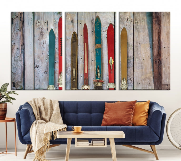 Ski vintage en bois patiné devant une vieille grange murale Impression sur toile