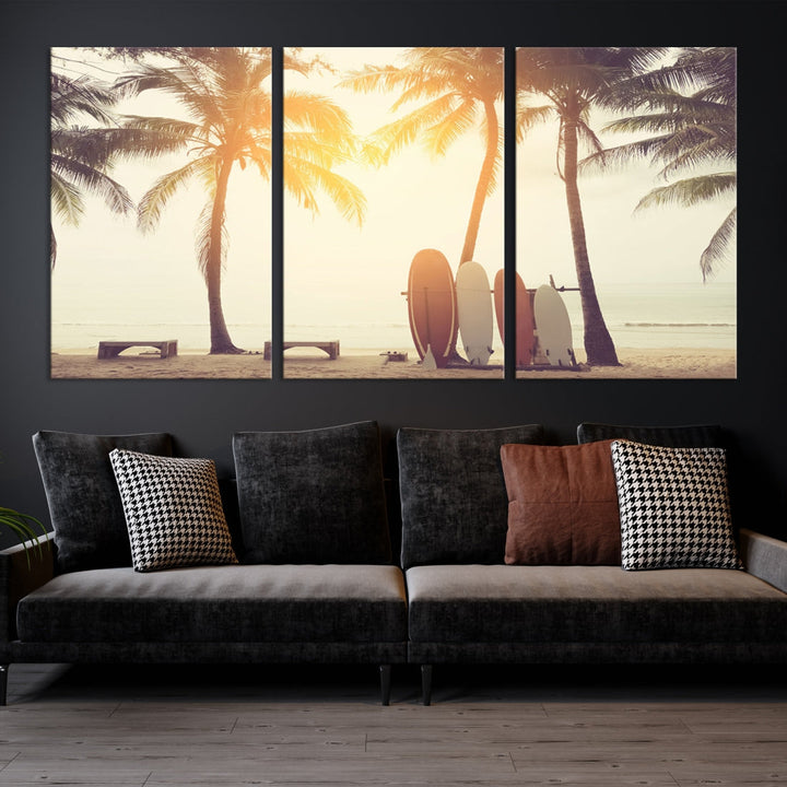 Planche de surf et palmier sur la plage, double exposition avec lumière colorée Bokeh au coucher du soleil, toile d'art mural