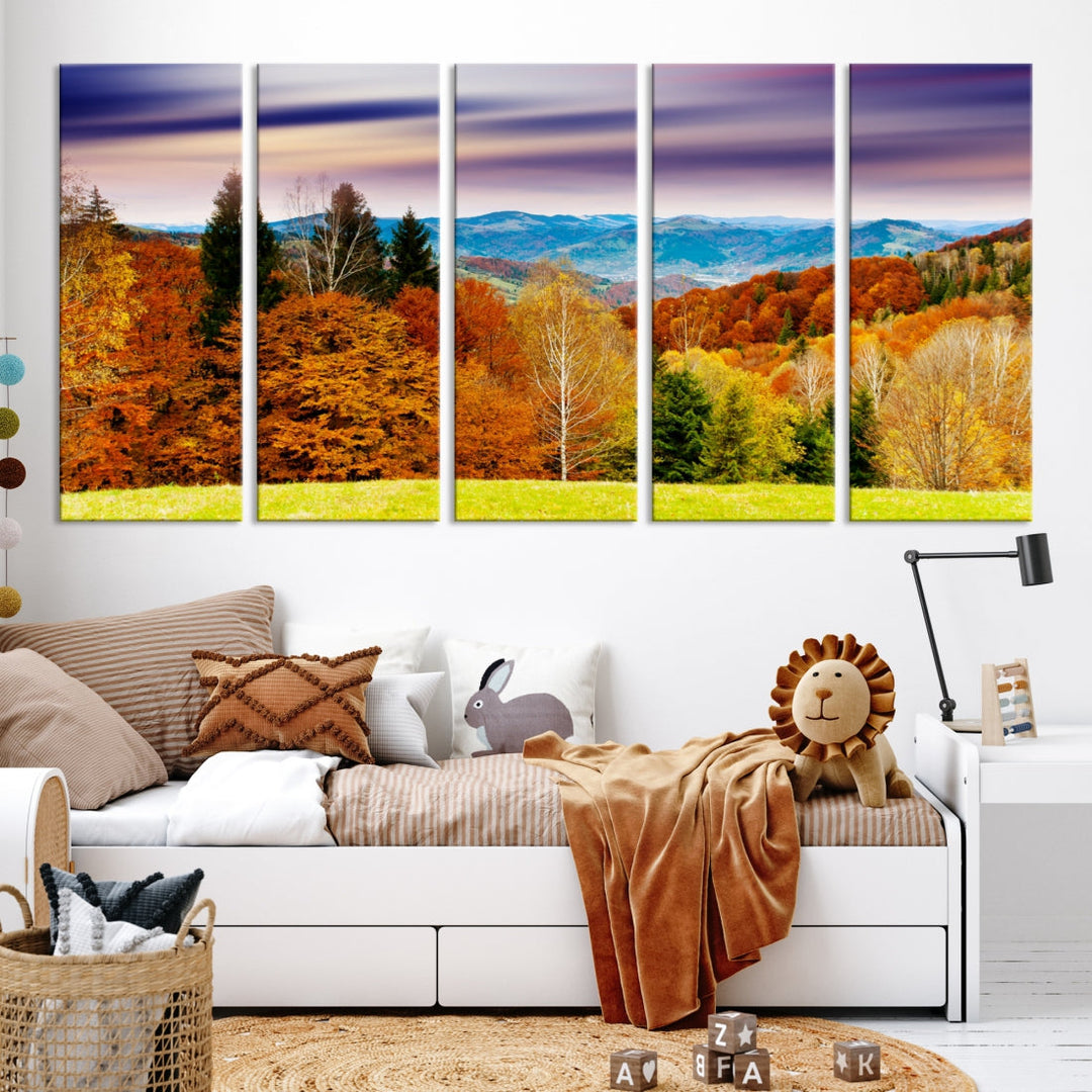 Forêt colorée d'automne, montagnes bleues et ciel violet au coucher du soleil, impression sur toile