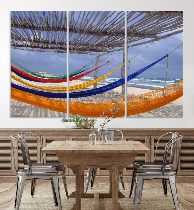 Paysage de hamacs colorés sur la plage Impression sur toile