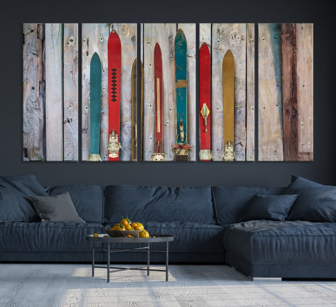Ski vintage en bois patiné devant une vieille grange murale Impression sur toile