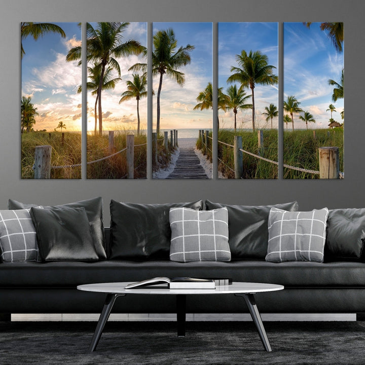 Vue panoramique de la passerelle menant à la plage de Smathers au lever du soleil à Key West, en Floride