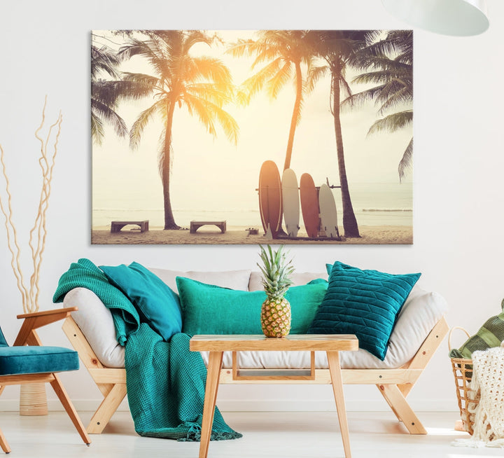 Tabla de surf y palmera en la playa, doble exposición con colorido bokeh, luz de atardecer, lienzo artístico para pared