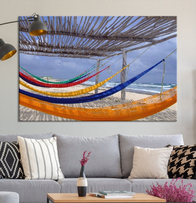 Paysage de hamacs colorés sur la plage Impression sur toile