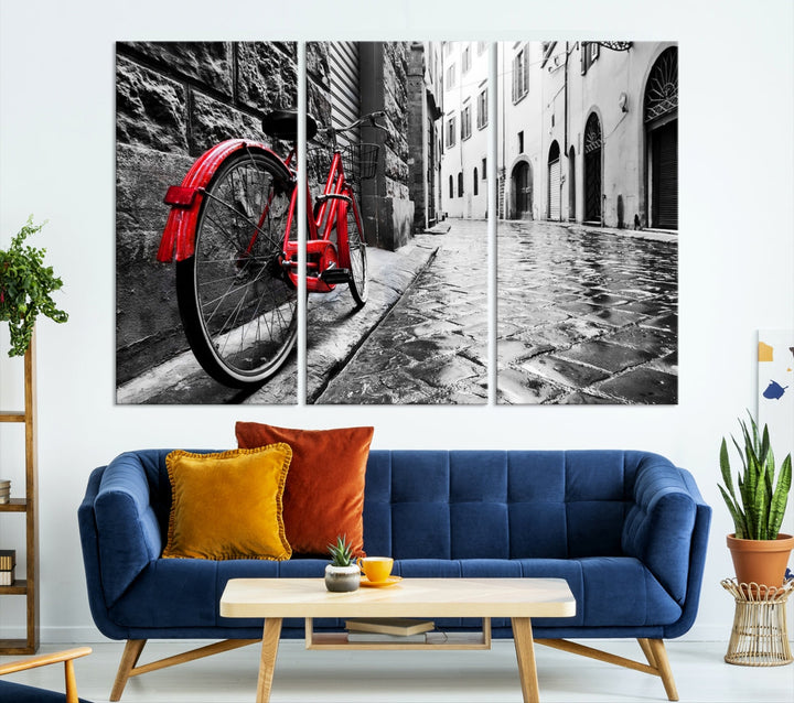 Vélo rouge vintage dans la rue Impression sur toile noire et blanche