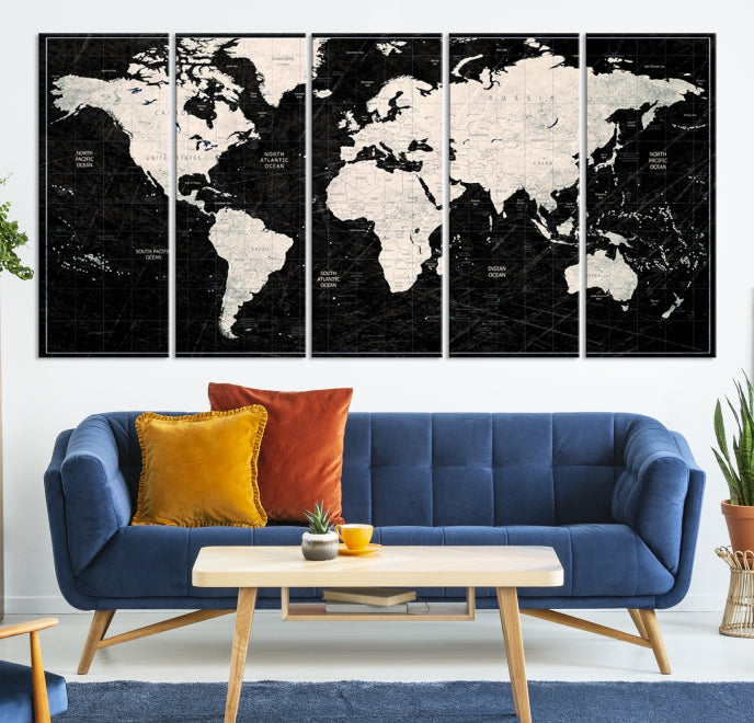 Mapa mundial de alfiler de color blanco sobre fondo negro rayado