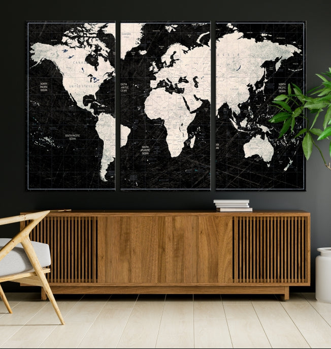 Mapa mundial de alfiler de color blanco sobre fondo negro rayado