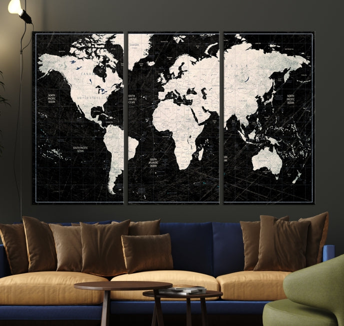 Carte du monde à punaises de couleur blanche sur fond noir stratifié