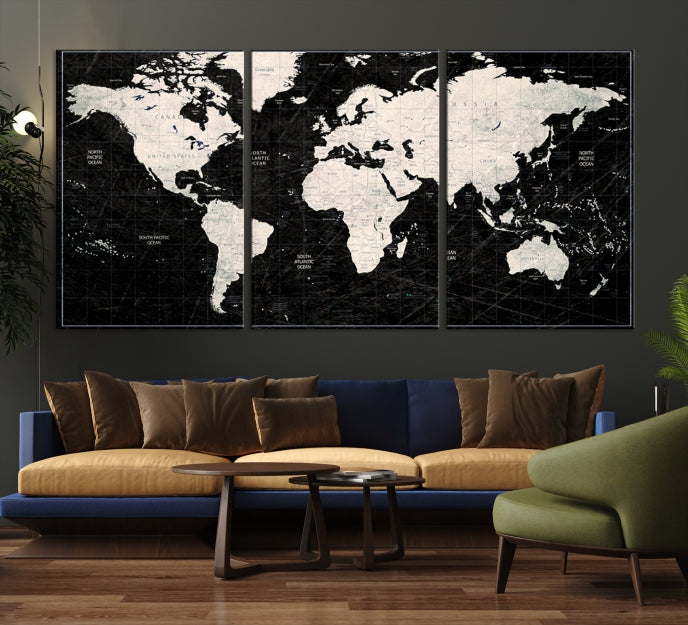 Carte du monde à punaises de couleur blanche sur fond noir stratifié